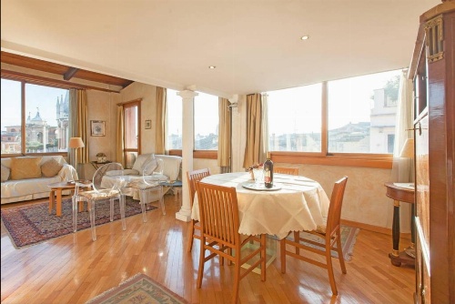 Gorgeous penthouse Spanish Steps image 3